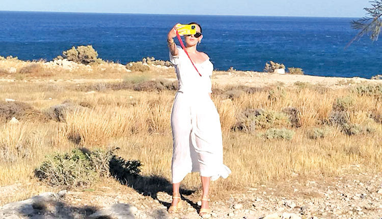Η κόρη της Ντέμι Μουρ και του Μπρους Γουίλις Ράμελ βγάζει selfie με φόντο το λιβυκό πέλαγος (φωτο Μ. Κοντογιαννάκης)