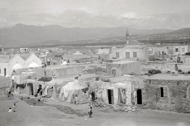 Φωτογραφία που δείχνει πώς ήταν η Ιεράπετρα στις αρχές του περασμένου αιώνα. Ένα φτωχό ψαροχώρι...