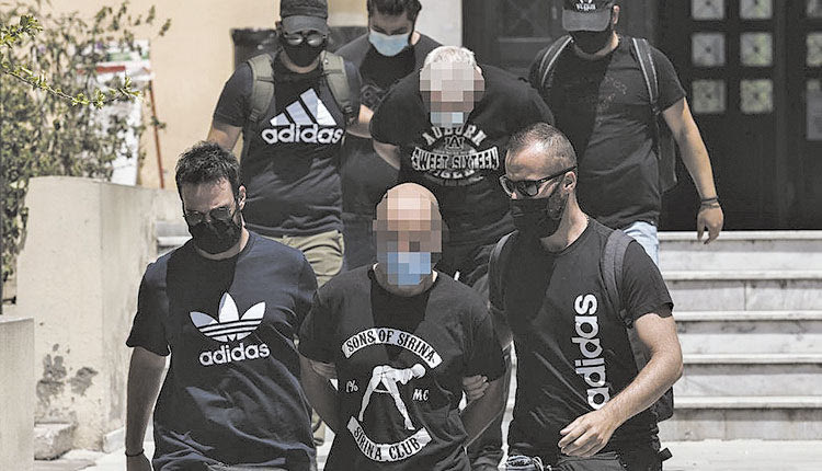 ΣΥΛΛΗΨΗ ΑΣΤΥΝΟΜΙΚΟΥ ΚΑΙ ΠΑΤΕΡΑ ΒΙΑΣΤΗ ΣΤΗΝ ΗΛΙΟΥΠΟΛΗ