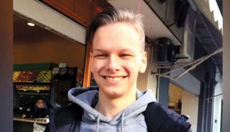 αριστούχος μαθητής στις πανελλήνιες που έιχε χάσε ιτους γονείς του από covid 