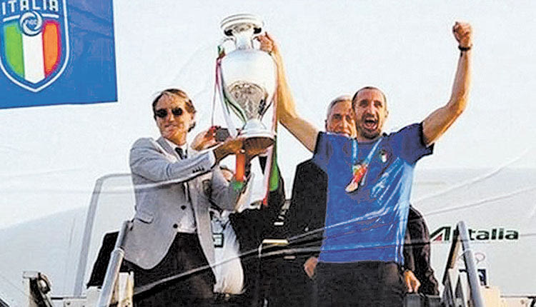   Ο Κιελίνι πανηγυρίζει μαζί με τον προπονητή του