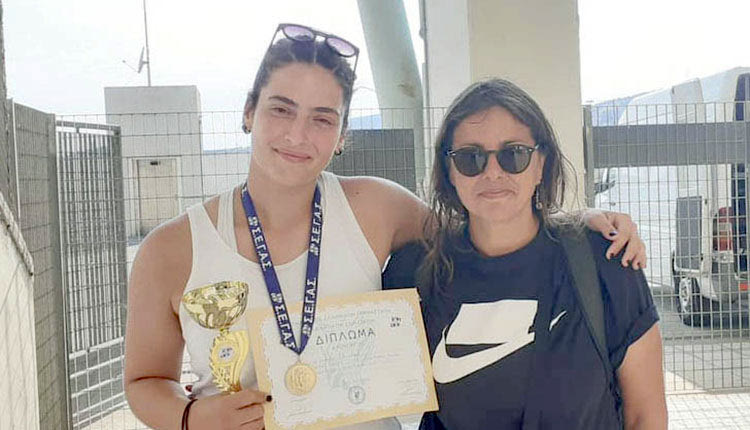 Η Μιχελάκη του ΟΦΗ  με την προπονήτριά της κ. Μαρουλή