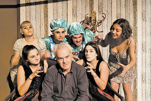 “Το σπίτι στην εθνική οδό” του Αλφρέντο Σανθόλ παρουσιάζει σήμερα Τρίτη 13 Ιουλίου,στις 9.30 το βράδυ, στο κηποθέατρο «Μάνος Χατζιδάκις» η Θεατρική Σκηνή Ηρακλείου στο πλαίσιο των εκδηλώσεων «Ηράκλειο – Καλοκαίρι 2021».