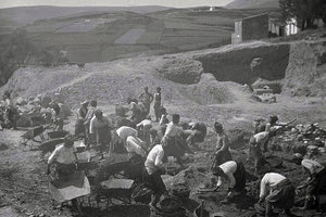 Φωτογραφία ντοκουμέντο από τις ανασκαφές της Κνωσού με τους εργάτες και τους αρχαιολόγους σε πλήρη κινητοποίηση