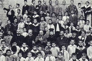 Μία φωτογραφία με τους εκπαιδευτικούς και τους μαθητές του Λυκείου “Ο Κοραής”. Φυσικά, τότε μόνο αγόρια...