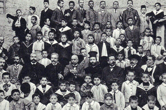 Μία φωτογραφία με τους εκπαιδευτικούς και τους μαθητές του Λυκείου “Ο Κοραής”. Φυσικά, τότε μόνο αγόρια...