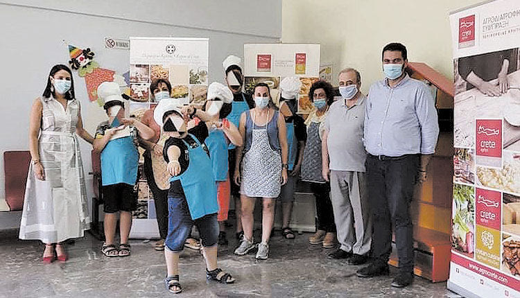 Η κ. Δαμανάκη (αριστερά) δήλωσε ότι τα παιδιά ενθουσιάστηκαν
