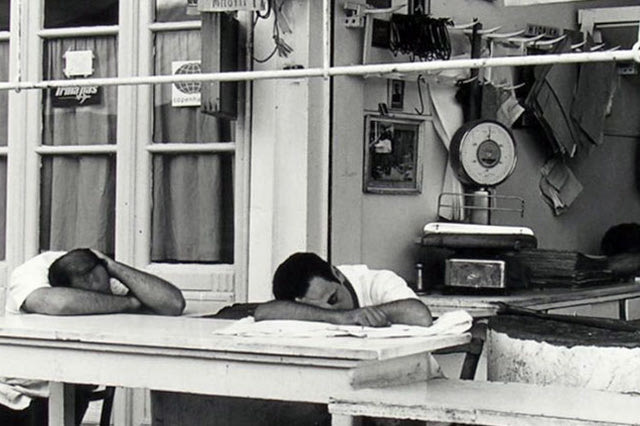 Κρεοπωλείο κάπου στο Ρέθυμνο στα 1973. Το προσωπικό στη μεσημεριανή ραστώνη.