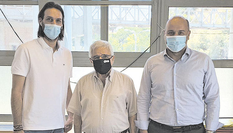 Γιώργος Σαμαράς, Μανώλης Βασιλάκης  και Ιάσωνας Παπαστεφανάκης μετά τις υπογραφές