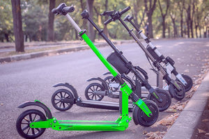 Νέα δεδομένα για τη χρήση των ηλεκτροκίνητων πατινιών δημιουργεί για το Δήμο Ηρακλείου η ένταξη τους στον Κώδικα Οδικής Κυκλοφορίας που ορίζει ένα νέο πλαίσιο χρήσης τους το οποίο έχει αρχίσει ήδη να συζητά η δημοτική Αρχή μετά από σχετικό αίτημα που της κατατέθηκε από ιδιωτική εταιρεία. Όπως είναι γνωστό, το Δημοτικό Συμβούλιο Ηρακλείου με απόφαση του στις 14 Οκτωβρίου του 2019 αποφάσισε την αναστολή λειτουργίας των ηλεκτροκίνητων πατινιών στην πόλη μέχρι την έκδοση ειδικού θεσμικού πλαισίου κυκλοφορίας τους, από τις αρμόδιες υπηρεσίας. Το νέο πλαίσιο χρήσης των ηλεκτροκίνητων πατινιών ορίζει μεταξύ άλλων ότι απαγορεύεται η χρήση τους σε εθνικές οδούς σε πεζόδρομους όπως επίσης και στα πεζοδρόμια. Επίσης ορίζει ότι θα πρέπει να σταθμεύουν σε συγκεκριμένα σημεία. Όλα αυτά τα νέα δεδομένα οριοθετούν μια νέα πραγματικότητα σε ότι αφορά στη χρήση τους, στο ποιους δρόμους θα μπορούν να κινούνται και που θα σταθμεύουν. Το όλο θέμα έχει αρχίσει ήδη να συζητά η Λότζια με ιδιωτική εταιρεία που κατέθεσε αίτημα για να αδειοδοτηθεί για τη χρήση του μέσου στο Ηράκλειο. Ο αντιδήμαρχος τεχνικών έργων Γ.Αναστασάκης με δηλώσεις του στην «Π» τονίζει μεταξύ άλλων ότι πλέον τα πατίνια αντιμετωπίζονται μέσα από τις διατάξεις του Κώδικα Οδικής Κυκλοφορίας ευμενώς σαν ηλεκτρικά ποδήλατα. Όμως μετά τα ατυχήματα που έχουν καταγραφεί, αλλά και το τραγικό δυστύχημα που σημειώθηκε στη Χερσόνησο για την ενσωμάτωση στο Ηράκλειο θα πρέπει να γίνει μια αναλυτική συζήτηση για τις επιμέρους εξειδικεύσεις και τους περιορισμούς που θα πρέπει να τεθούν. Ο νόμος μπορεί να κάνει απλοποίηση του πλαισίου χρήσης τους αλλά χρειάζεται μια αναλυτικότερη εξειδίκευση της χρήσης τους. Έχουμε ζητήσει και από την ιδιωτική εταιρεία η οποία ήρθε σε επαφή μαζί μας να μας καταθέσει τις προτάσεις της για μια σειρά από ζητήματα που αφορούν τη χρήση τους. Ο αντιδήμαρχος Δημοτικής Αστυνομίας κ. Μαρίνος Παττακός σημειώνει ότι στο σχεδιασμό του Δήμου Ηρακλείου είναι η έκδοση μιας κανονιστικής πράξης η οποία αφενός θα λύνει όλα τα κρίσιμα ζητήματα που ανακύπτουν και αφετέρου θα ορίζει και ένα σαφές πλαίσιο κανόνων για το πού και πώς θα μπορούν να κινούνται στην πόλη τα ηλεκτρικά πατίνια.