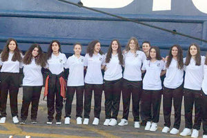 Οι κορασίδες του ΟΦΗ κατά την αναχώρησή τους χθες από το λιμάνι Ηρακλείου