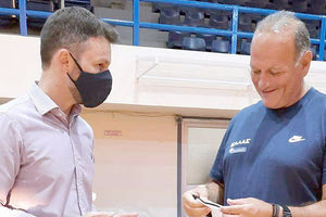 Ο κ. Ζερβός με τον προπονητή της εθνικής κ. Μανουσέλη