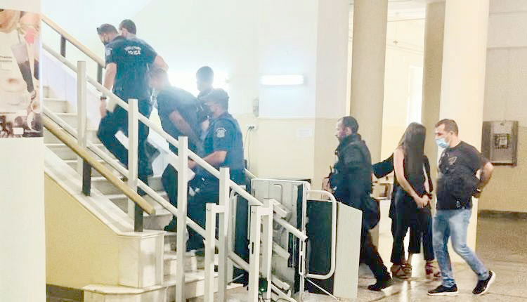 Οι κατηγορούμενοι κατά την προσαγωγή τους στον εισαγγελέα 