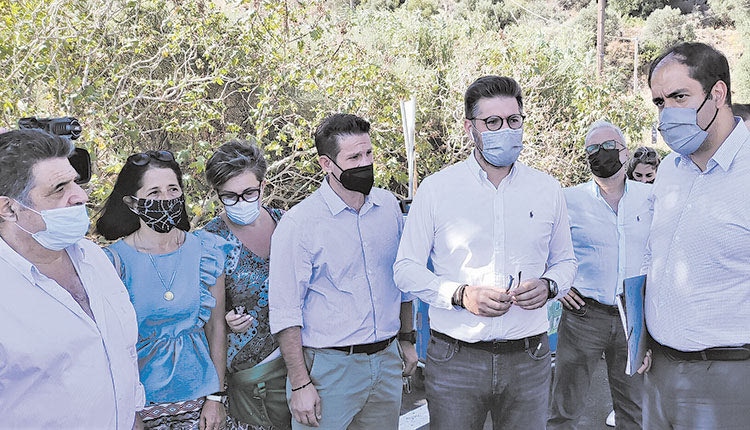 Ο κ. Κεφαλογιάννης ενημερώνεται από τον κ. Μποκέα στον κόμβο της Αγίας Πελαγίας 