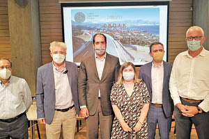 Ο κ. Κεφαλογιάννης ανάμεσα σε στελέχη του ΟΑΚ και του ΤΕΕ/ΤΑΚ