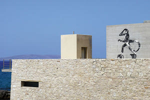 ΦΑΙΝΕΤΑΙ ΑΠΟ ΜΑΚΡΙΑ ΚΙ ΕΜΠΝΕΥΣΜΕΜΟ ΑΠΟ ΤΙΣ ΜΙΝΩΙΚΕΣ ΤΟΙΧΟΓΡΑΦΙΕΣ Το έργο «Colossus» στον δυτικό τοίχο του Μουσείου Φυσικής Ιστορίας