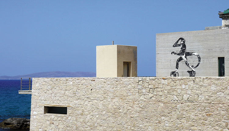 ΦΑΙΝΕΤΑΙ ΑΠΟ ΜΑΚΡΙΑ ΚΙ ΕΜΠΝΕΥΣΜΕΜΟ ΑΠΟ ΤΙΣ ΜΙΝΩΙΚΕΣ ΤΟΙΧΟΓΡΑΦΙΕΣ Το έργο «Colossus» στον δυτικό τοίχο του Μουσείου Φυσικής Ιστορίας