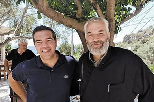 ΤΣΙΠΡΑΣ ΣΤΗΝ ΚΡΗΤΗ: Η μαντινάδα του παπά Γιάννη