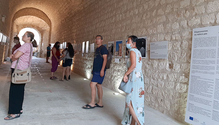 ΟΛΟΚΛΗΡΩΘΗΚΕ Η ΞΕΧΩΡΙΣΤΗ ΕΚΘΕΣΗ ΦΩΤΟΓΡΑΦΙΑΣ ΣΤΗΝ ΚΡΗΤΗ Τα ενετικά τείχη του Ηρακλείου με τον “φακό” των μεταναστών θα ταξιδέψουν στην Ελλάδα