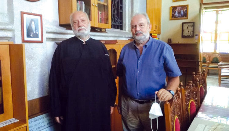 Ο εφημέριος του Ιερού Μητροπολιτικού Ναού του Αγίου Μηνά Μανόλης Σταυρουλάκης και ο καθηγητής Δομοστατικής και επιστημονικός υπεύθυνος του έργου καταγραφής των προβλημάτων που εμφανίζει ο ιστορικός ναός κ. Βλ. Κουμούσης