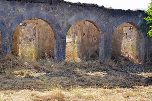 Το Μέγαρο Χελλάου, στην περιοχή Κάτω Ρίζα Καστελλίου, όπως είναι σήμερα. Χτίστηκε από καταναγκαστικούς εργάτες και ήταν ο τόπος διαμονής του Χελλάου, Γερμανού μηχανικού κατασκευής του αεροδρομίου Καστελλίου