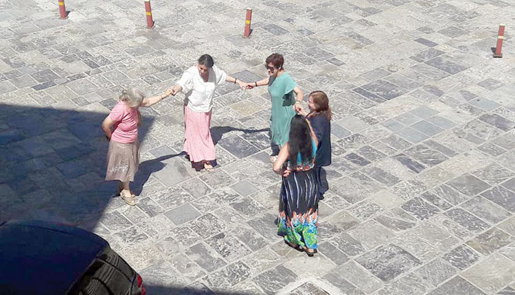 συγκίνησαν τον αρχιεπίσκοπο Ειρηναίο με χορούς