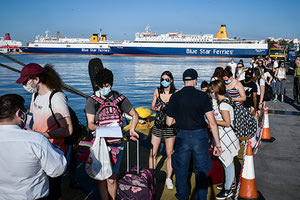 Εκτός πλοίων έμειναν 2.500 άτομα το 3ήμερο μετά τους ελέγχους του Λιμενικού