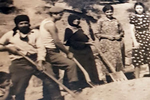 ΦΩΤΟΗΜΕΡΑΣ: Ιούλιος 1959. Η ιεροτελεστία του λιχνίσματος σταριού, στον Άι-Γιάννη Αμαρίου, με όλη την οικογένεια παρούσα. (Φωτογραφία Ευτύχης Καλογεράκης).