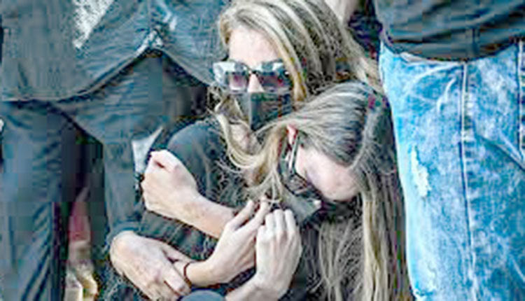 Συντετριμμένες η κόρη του Μαρία και η σύζυγός του Άντζελα