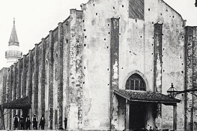 ΦΩΤΟΗΜΕΡΑΣ: Ο ναός του Σωτήρα στο Ηράκλειο το 1913. Ο ναός αργότερα χρησιμοποιήθηκε ως σχολείο και επί Χούντας κατεδαφίστηκε για να δημιουργηθεί η πλατεία Κορνάρου.