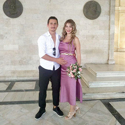 Τα σκαλιά… του Δημαρχείου ανέβηκε ο πρώην ποδοσφαιριστής του ΟΦΗ και του Εργοτέλη και νυν της Κυπριακής Αλκής, Μάνος Ροβίθης  ο οποίος πραγματοποίησε τον πολιτικό του γάμο με την αγαπημένη και εκλεκτή της καρδιάς του.