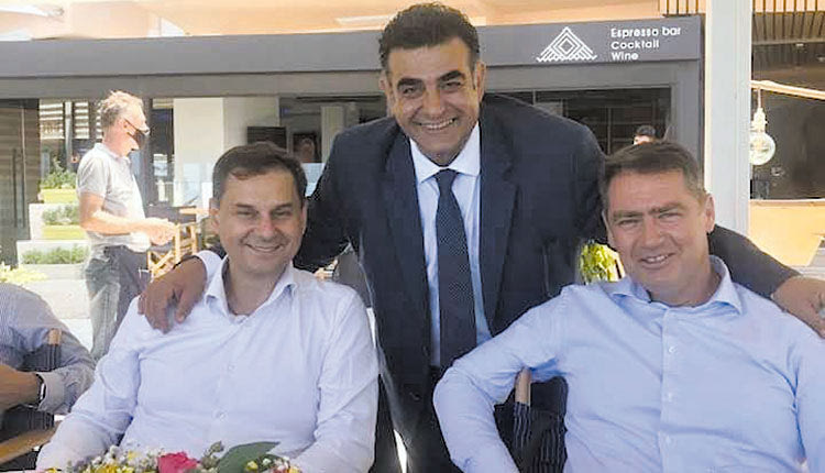 Ο κ. Θεοχάρης  με τον δήμαρχο  Χερσονήσου κ. Σέγκο  και τον  κ. Κουμπαράκη