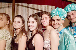 Ένα σπίτι στην εθνική οδό που “στεγάζει” μια ξέφρενη κωμωδία