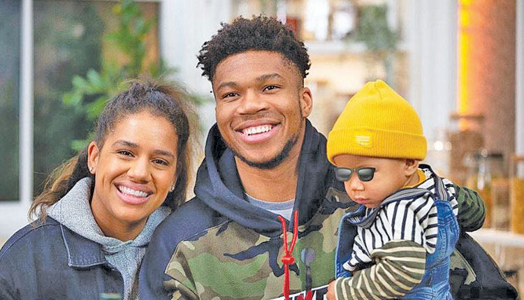 Γιάννης Αντετονκούνμπο και οικογένεια