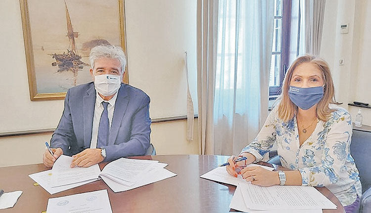 ρογραμματική Σύμβαση για την εκπόνηση μελετών για τις λίμνες  και τα ιδιαιτέρως τροποποιημένα υδατικά συστήματα Κρήτης, υπογρά φηκε χθες στην Αποκεντρωμένη Διοίκηση ανάμεσα στη Συντονίστρια κ.  Μ.Κοζυράκη και τον Διευθύνοντα Σύμβουλο κ. Άρη Παπαδογιάννη.