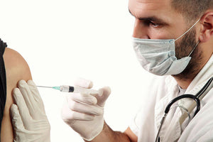 ΓΙΑ ΑΥΞΗΣΗ ΤΩΝ ΕΜΒΟΛΙΑΣΜΩΝ: Μπόνους σε γιατρούς και φαρμακοποιούς