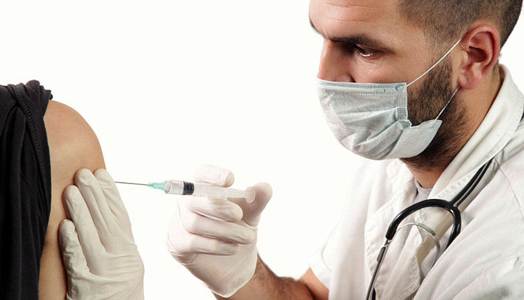 ΓΙΑ ΑΥΞΗΣΗ ΤΩΝ ΕΜΒΟΛΙΑΣΜΩΝ: Μπόνους σε γιατρούς και φαρμακοποιούς