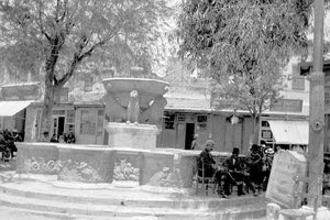 ΦΩΤΟΗΜΕΡΑΣ: Η κρήνη του Μοροζίνι. Τα Λιοντάρια όπως ήταν στον Μεσοπόλεμο. Πολλά δέντρα τότε στην πλατεία. 1924