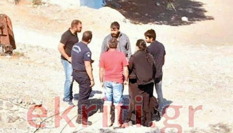 Ο διασωθείς πιλότος (στο κέντρο με το μούσι) Φωτογραφία από Ε. Κriti