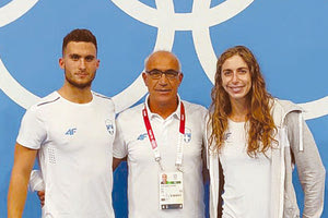 Οι Παπαστάμος και Ντουντουνάκη με τον προπονητή τους στο Τόκιο