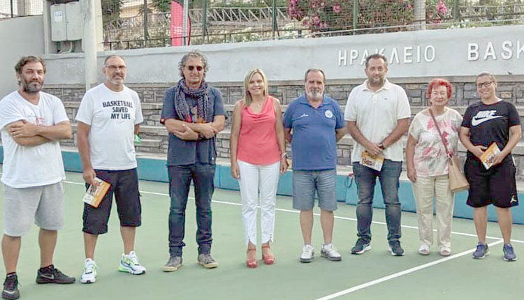 Η κ. Μηλάκη με παράγοντες του «Ηράκλειο» και εθελοντές της εκδήλωσης