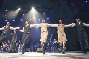 Φιλανθρωπική μουσικοχορευτική παράσταση για την "Ηλιαχτίδα"από το συγκρότημα "Μαυρόκωστα"