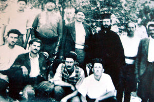 Μαχαιρά Μονοφατσίου, 1944. Όρθιοι από αριστερά: Αδιάγνωστος, Αναστάσιος Μπουτζαλής, αδιάγνωστος, Καπετάν Γιάννης Μπαντουβάς, Αρχιμανδρίτης Θεοφύλακτος Σμυρνιωτάκης, Στάθης Δασκαλάκης (Πρόεδρος Μαχαιράς), Γεώργιος Σμυρνάκης (Λευκοχώρι). Καθήμενοι από αριστερά: Γεώργιος Χαιρέτης (Ατσιπάδες), Μύρων Αγιομυργιανάκης, Νίκος Μπαντουβάς, Ηλίας Σέκερης (Αλικαρνασσός Ηρακλείου)