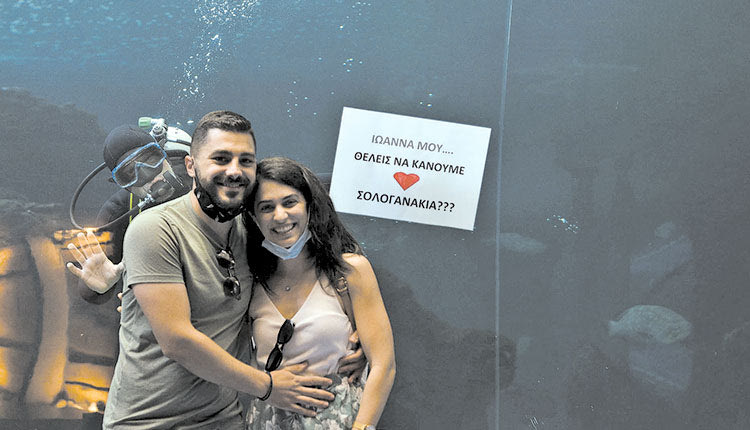Της έκανε πρόταση στο Ενυδρείο!