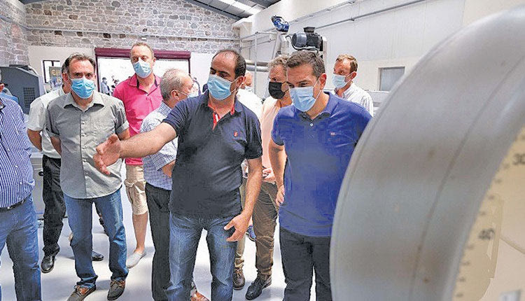 Ο Μανταμάδος και τα γραφεία της τοπικής Κοινότητας αλλά και το εκεί πρατήριο τυροκομικών προϊόντων του τυροκομείου «Μυστακέλλη», ήταν ο τελευταίος σταθμός των επισκέψεων του προέδρου του ΣΥΡΙΖΑ- Προοδευτική Συμμαχία Αλέξη Τσίπρα στην ύπαιθρο της Λέσβου