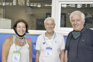 Στη μέση ο κ. Χούμας έχοντας δίπλα του την αντιπρόεδρο της ΚΟΕ κ. Μαρίνη-Δραμητινού και τον Γ. Διευθυντή της Ομοσπονδίας κ. Γιαννούρη