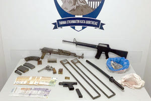 Εξαρθρώθηκε από το Τμήμα Εγκλημάτων κατά Ιδιοκτησίας της Διεύθυνσης Ασφάλειας Αττικής, με τη συνδρομή της Υποδιεύθυνσης Ασφάλειας Λαμίας, εγκληματική οργάνωση, τα μέλη της οποίας διέπρατ