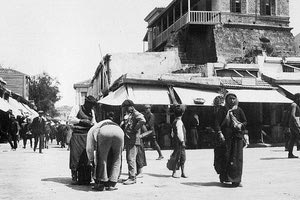 ΦΩΤΟΗΜΕΡΑΣ: Το Ηράκλειο την εποχή του Μεσοπολέμου, στην περιοχή που κάποτε βρισκόταν η πύλη Βολτόνε. Η πύλη βρισκόταν μεταξύ της Βικελαίας και των μπουγατσατζίδικων. Κατεδαφίστηκε το 1856