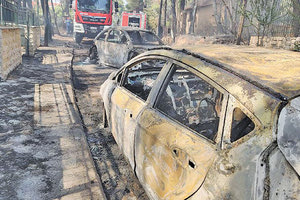 Σπίτια και αυτοκίνητα κάηκαν χθες