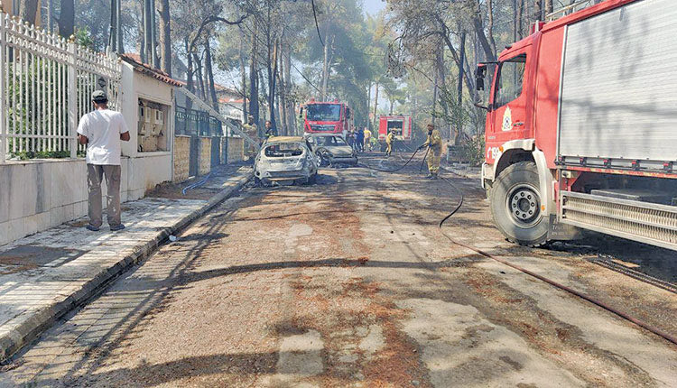 Σπίτια και αυτοκίνητα κάηκαν χθες